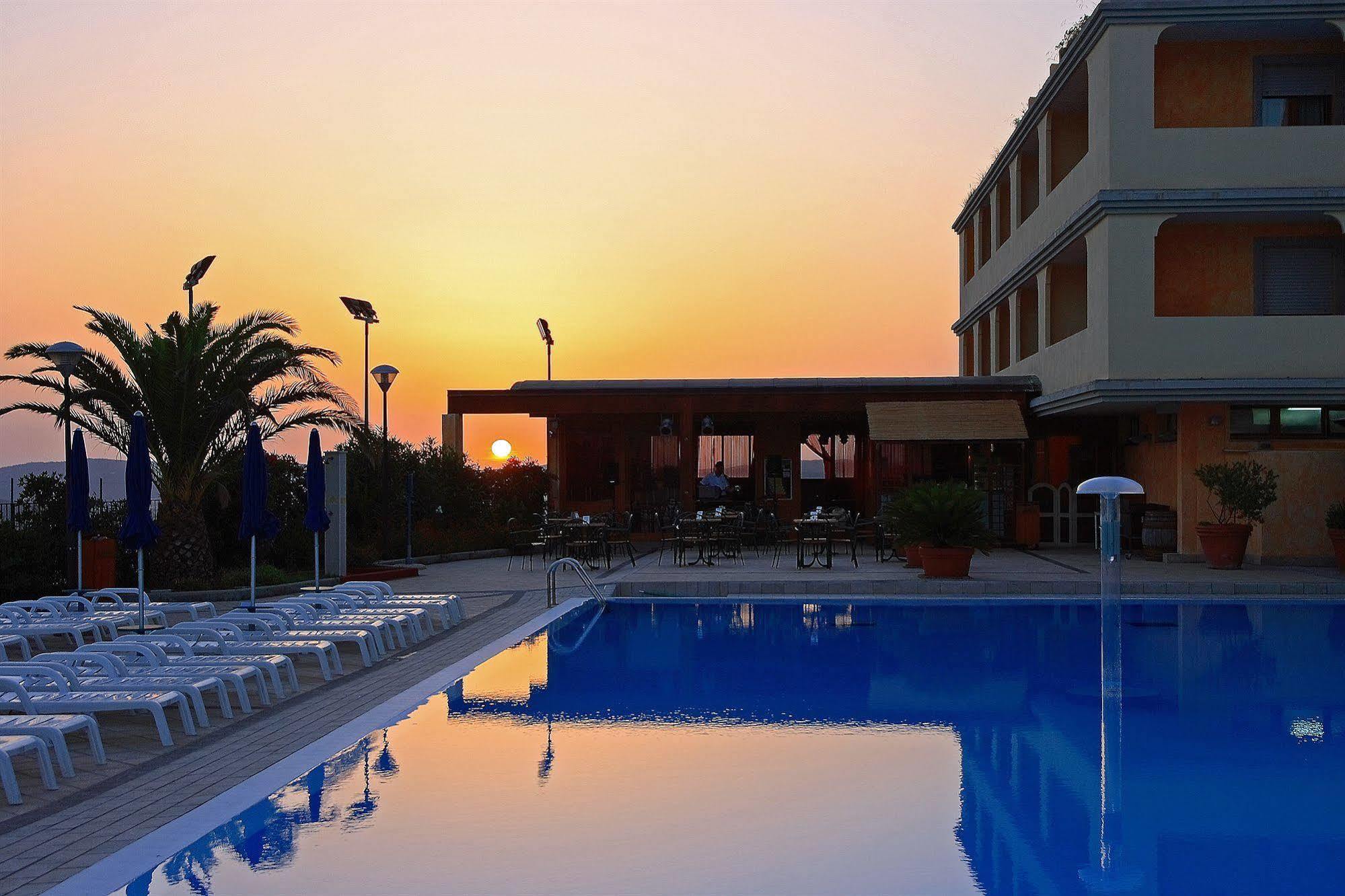 Borgo Saraceno Hotel-Residence ซานตา เตเรซา กัลลูรา ภายนอก รูปภาพ